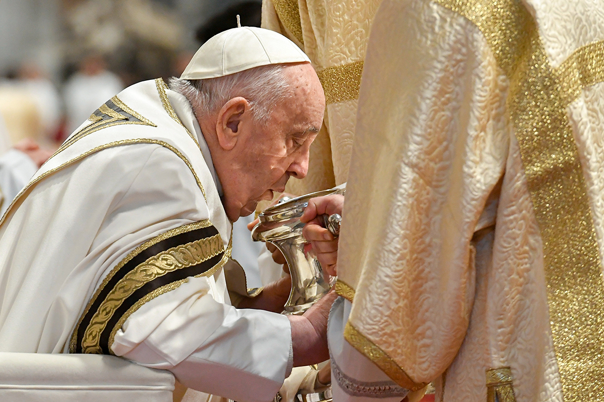 Let ‘tears of repentance’ flow, pope tells priests at Chrism Mass